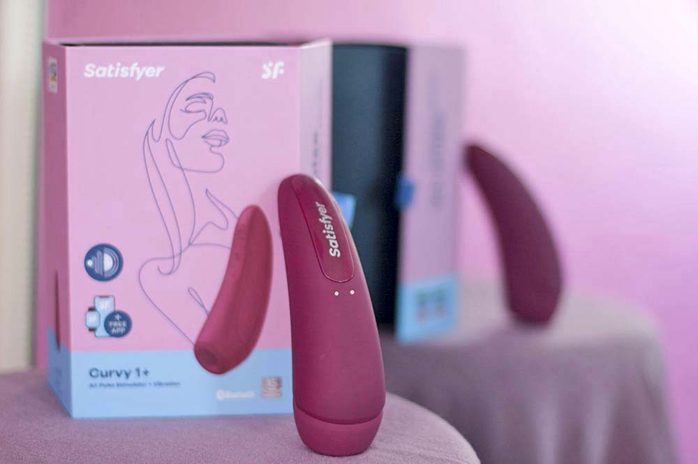 Satisfyer Curvy 1+ - вакуумно-волновой стимулятор с возможностью управления через приложение