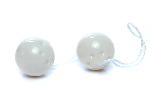 Boss Duo-Balls  Light White - Вагинальные шарики, 21х3,3 см (белый)