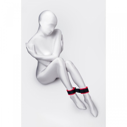 ToyFa Anonymo №0156 - Велюровые оковы на ноги, 29 см (красный)