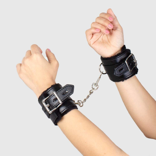 Наручники с мехом Secret Play Black Bondage Handcuffs