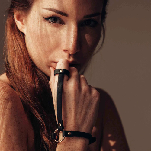 Bijoux Indiscrets MAZE Hand Bracelet Harness Black - пара браслетов на запястье и палец из экокожи, (черный)